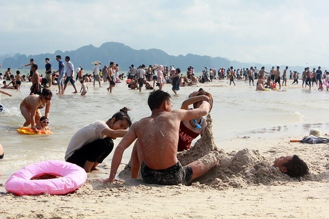 Gan 260.000 luot khach toi Quang Ninh trong dip nghi le hinh anh