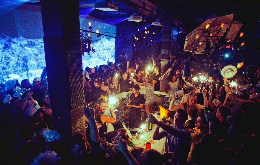 Montreal, Canada: Nhiều nam giới tới Montreal chỉ đơn giản vì không thể cưỡng lại những cô gái xinh đẹp với giọng Pháp quyến rũ, nhưng bản thân thành phố này cũng đã rất hấp dẫn. Trên thực tế, UNESCO từng công nhận đây là một trong những thành phố có kiến trúc đẹp nhất thế giới. Khi tới đây, bạn đừng bỏ lỡ công viên Mount Royal nằm trên một ngọn đồi, được thiết kế bởi cùng tác giả của công viên trung tâm New York. Vào buổi tối, Montreal có rất nhiều hộp đêm nơi bạn có thể gặp gỡ những cô gái xinh đẹp. Nơi đây cũng nổi tiếng với những câu lạc bộ thoát y sang trọng.