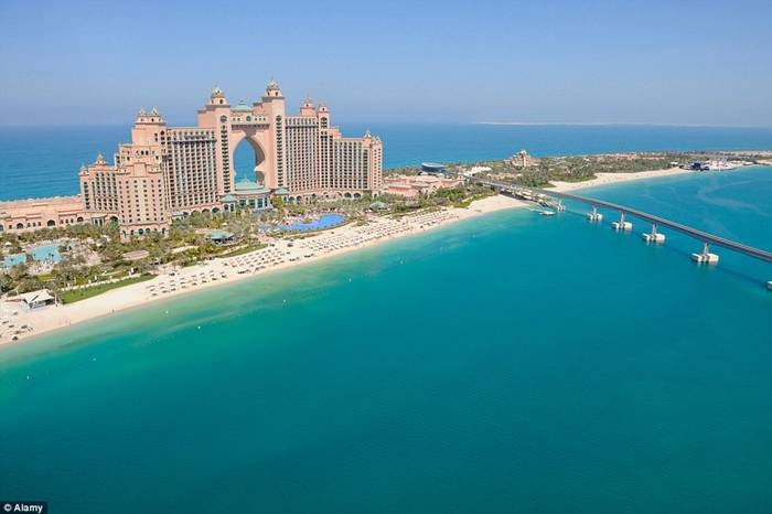 Bên trong khách sạn Atlantic 6 sao ở Dubai có dãy phòng dưới biển, du khách có thể ngắm hàng ngàn con cá tung tăng bơi lội khi ngủ..