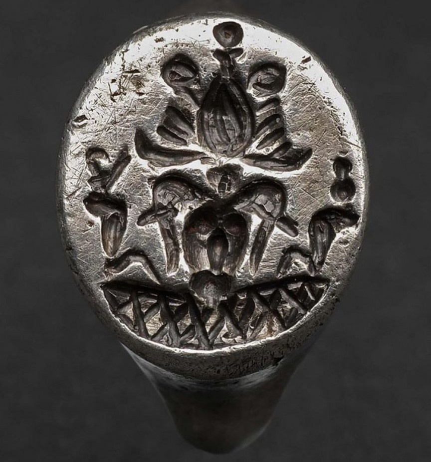 Nhẫn bạc: Một chiếc nhẫn bạc khắc hình vị thần có sừng được tìm thấy trong kho báu là bằng chứng cho thấy người Kush chôn theo các đồ có giá trị để được sống đầy đủ ở thế giới bên kia. Các chuyên gia tin rằng chiếc nhẫn bạc khắc hình thần Amun của Ai Cập, vị thần có đầu cừu đực. Vào thời đó, bạc được coi là quý hiếm như vàng và chiếc nhẫn bạc được sử dụng như một dấu triện trên đất sét ướt.