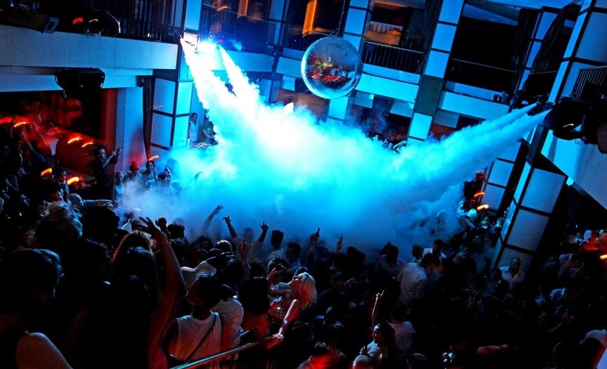 Berlin, Đức: Ban đầu thành phố này có vẻ không hấp dẫn lắm, nhưng bạn sẽ thích Berlin nếu được trải nghiệm cuộc sống về đêm ở đây. Berlin là thiên đường cho những người trẻ tuổi độc thân trên thế giới, vì mọi người ở đây rất thân thiện và cởi mở. Thành phố có nhiều địa điểm lịch sử và văn hóa, như Berliner Dom - nhà thờ lớn nhất Berlin, Museumsinsel (một loạt bảo tàng) và nhiều nơi khác. Berlin thực sự như sống dậy về đêm nhờ nơi này là một trong những điểm tiệc tùng tuyệt nhất thế giới, với những DJ nổi tiếng biểu diễn ở một số hộp đêm.