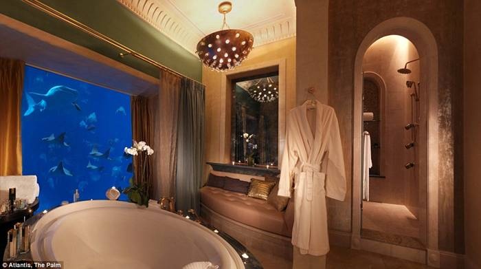 Khách còn đuợc dùng xà phòng phủ vàng 24 carat, dịch vụ xa xỉ, massage miễn phí, huấn luyện viên luyện tập.