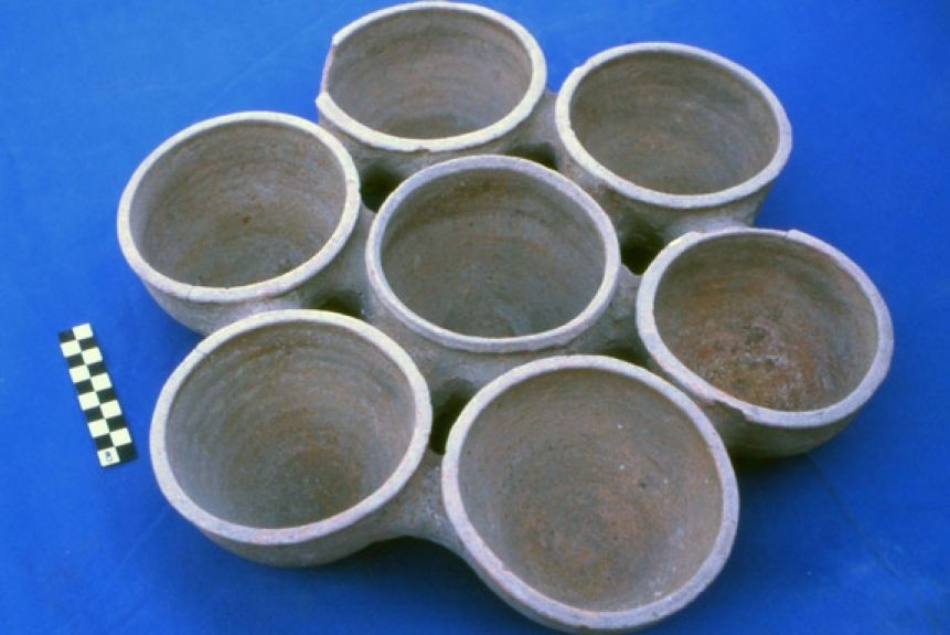 Khay 7 bát bày đồ phục vụ tiệc: Đây là một khám phá thú vị và độc nhất vô nhị. Chiếc khay gồm 7 bát được dùng để đựng 7 loại đồ ăn khác nhau. Có khả năng chiếc khay chứa đồ ăn thật khi được chôn cùng chủ nhân do người Kush tin rằng thức ăn cũng sẽ được linh hồn người chết đem sang thế giới bên kia. 