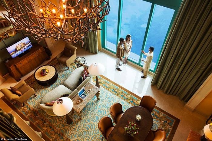 Tại phòng khách cũng có thể ngắm đuợc bể cá lớn với hàng ngàn động vật biển.