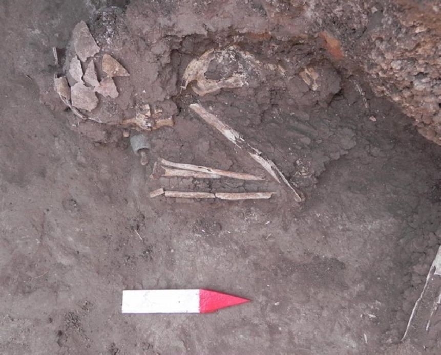 Đầu tên:  Một ngôi mộ có chứa các đầu tên, cho thấy chủ nhân là một tay cung được kính trọng khi còn sống. Đây có vẻ là một phong tục khác của các nền văn minh cổ đại: chôn biểu tượng đặc trưng cho nghề nghiệp của người chết trong mộ. Phong tục này còn đặc biệt hơn vì thời đó môn bắn cung rất được coi trọng. Các cung thủ thời xưa thường được hoàng gia trọng dụng, nhiều vị vua và hoàng hậu cũng biết bắn cung. Thần Apedemak (thần Chiến tranh) của người Kush cũng là một cung thủ.