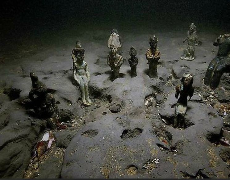 Thành phố cảng Thonis-Heracleion: Năm 2013, một cảng cổ của Ai Cập ( và một nghĩa địa cạnh biển) được phát hiện cách cửa sông Nile khoảng 1,5 km. Có tên Thonis-Heracleion, cảng biển này là cửa ngõ của Ai Cập vào năm 1.000 trước Công nguyên và từng là một trong những nơi thịnh vượng nhất Địa Trung Hải. Ngày nay, đây được coi là một nghĩa địa tàu lớn, nơi những con tàu chìm không rõ lý do. Các tàu có chứa những cổ vật tuyệt đẹp như mỏ neo, đồng xu và nhiều báu vật quý giá.