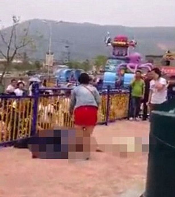 Hai du khach tu vong khi vang khoi du quay hinh anh