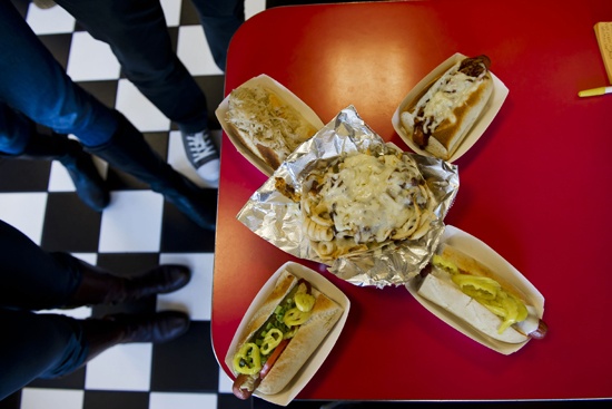 Nhà hàng Spike’s Junkyard Dogs (Mỹ): Thử thách ăn xúc xích của nhà hàng tại Boston này thu hút khá nhiều người tham dự. Khách hàng sẽ phải ăn liên tục 6 xúc xích cỡ lớn kẹp trong bánh mì để được lưu tên trên bảng vàng thành tích của quán. Tuy nhiên, nếu muốn không phải trả tiền, bạn sẽ phải phá kỷ lục ăn xúc xích tại quán, hiện giờ là 15 chiếc với nam và 12 chiếc với nữ.