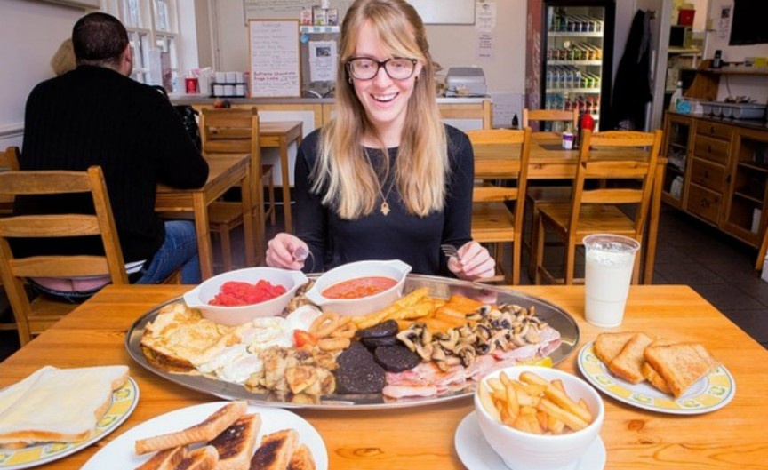 Quán cà phê Corner (Anh): Người Anh rất chú ý tới bữa sáng và thích các thử thách có liên quan tới bữa ăn quan trọng này.  Quán cà phê Corner ở Portishead đã đưa ra thử thách “Siêu bữa sáng quái vật” gồm 6 xúc xích, 6 dải thịt muối, 4 quả trứng, hai suất ốp-la (mỗi suất 3 quả), 4 chiếc bánh pudding, 4 chiếc khoai tây , 4 suất nấm, hai môi dậu, hai môi cà chua, một bát khoai tây chiên, 4 lát bánh mì nướng, hai lát bánh mì phết bơ và một cốc sữa lắc. Tổng cộng bữa sáng này chứa tới tới 7.778 calo.