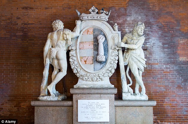 Nguyên bản bức tượng vô giá ở cung điện Loggia dei Militi. 