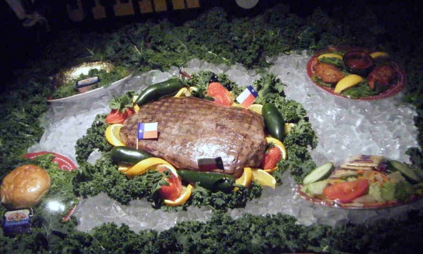 Quán ăn The Big Texan (Mỹ): Thử thách ăn thịt bò của nhà hàng nằm tại Texas này được coi là thử thách ăn thịt bò lớn nhất và lâu đời nhất. Từ năm 1991, các du khách đi dọc đường 66 đã dừng chân tại đây với hi vọng có được một bữa ăn miễn phí. Nhà hàng đưa  ra một suất thịt bò giá <abbr class=