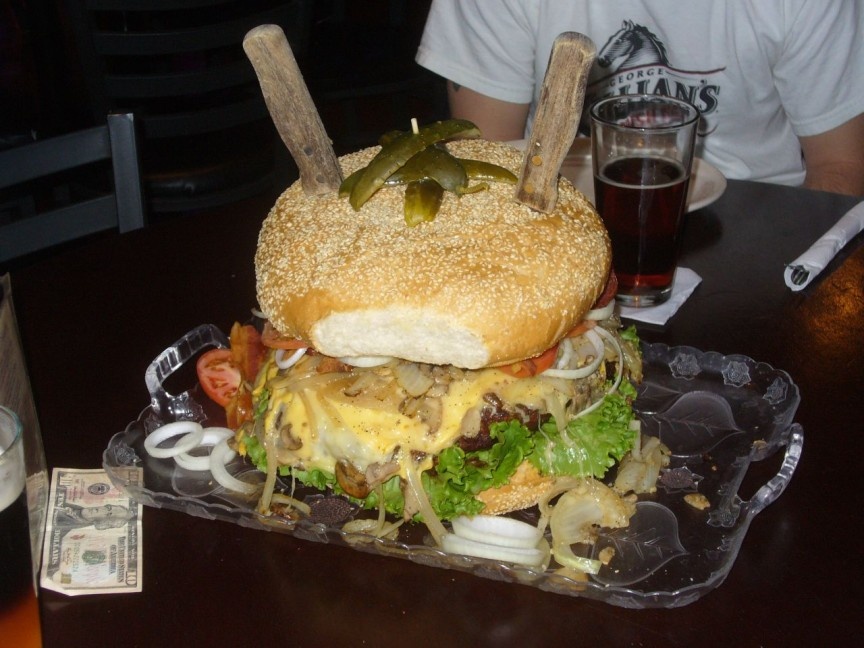 Quán nướng Mallie’s Sports (Mĩ): Trong thử thách “Bánh mì quái vật” của quán Mallie’s Sports tại Michigan, khách hàng sẽ phải ăn hết  một bánh mì kẹp thịt lớn gấp 40 lần bánh thường với trọng lượng lên tới 4,5 kg trong vòng 2 tiếng đồng hồ. Nếu thắng, bạn sẽ được hoàn tiền (một chiếc bánh giá <abbr class=