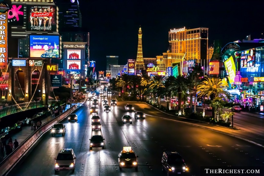 Las Vegas (Nevada, Mỹ): Bạn thích những bữa tiệc độc thân? Muốn có một cuối tuần sôi động và điên rồ cùng nhóm bạn? Thế thì Vegas là nơi dành cho bạn. Tuy nhiên, nếu bạn muốn có một chuyến đi lãng mạn cùng người mình yêu thì “Thành phố Tội lỗi” không thích hợp chút nào, dù nơi này xuất hiện trong không ít các bộ phim tình cảm nổi tiếng của Hollywood. Las Vegas hào nhoáng, rực rỡ và sôi động, nhưng không có đặc trưng và đẳng cấp. Khu đi thuyền gondola hay vòng quay High Roller có vẻ rẻ tiền, xếp hàng chờ vào các hộp đêm sẽ khiến bạn thấy mình thật già cả khi vây quanh là những thanh niên 20 tuổi đang say khướt. 