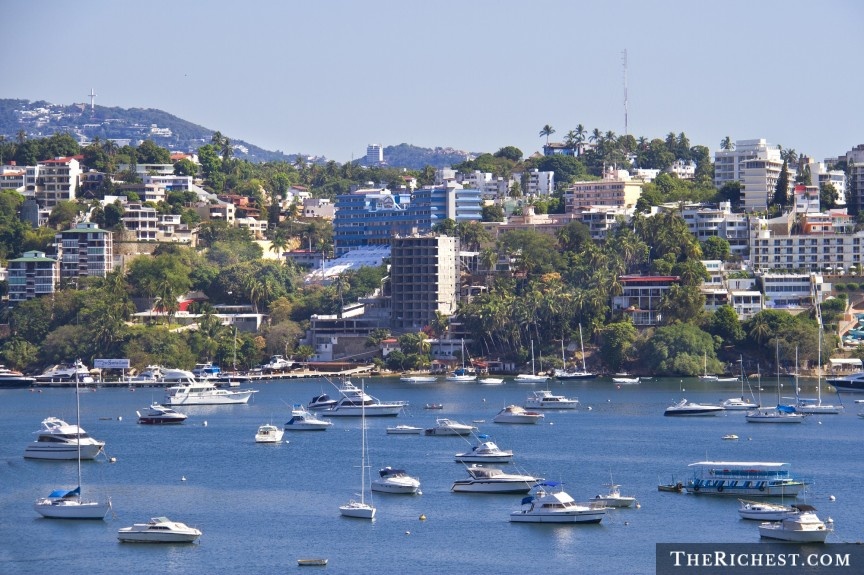 Acapulco (Mexico):  Từ thời John F. Kennedy khiến Acapulco trở thành điểm đến cho các cặp đôi giàu có và nổi tiếng với kỳ trăng mật năm 1953, nhiều người đã đổ về đây với mong muốn có một chuyến đi lãng mạn. Tuy nhiên, sau hơn nửa thế kỷ bị xao lãng, điểm đến tuyệt vời này đã hoàn toàn thay đổi. Bạo lực, tội phạm và tham nhũng đã khiến Acapulco mất khách.