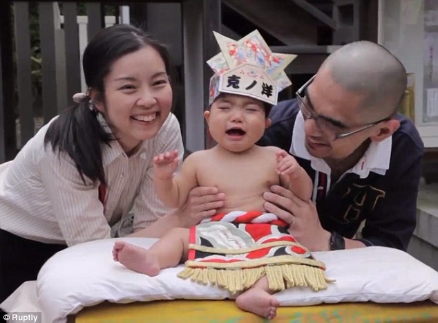 Bố mẹ chụp ảnh kỷ niệm sau khi con mình tham gia nghi lễ độc đáo này.