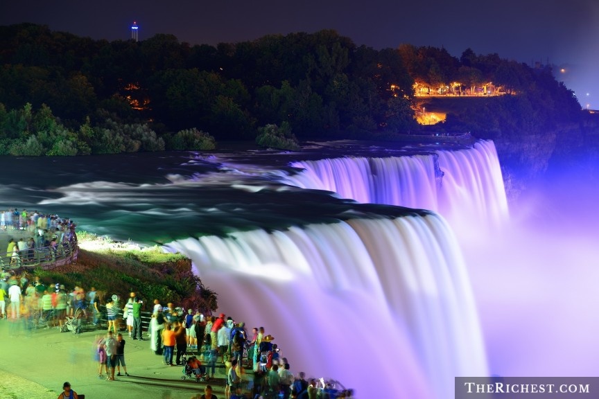 Thác Niagara (biên giới Canada và Mỹ): Ít nơi trên thế giới có khung cảnh lộng lẫy như thác Niagara và sẽ thật tuyệt nếu bạn được trực tiếp ngắm nhìn dòng thác khổng lồ này. Tuy nhiên, xung quanh Niagara không có điểm giải trí, tham quan nào thú vị, khiến nơi này chỉ đáng là điểm dừng chân hoặc ghé qua chứ không dành cho một kỳ nghỉ thực sự.