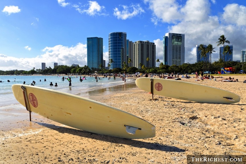 Honolulu (Hawaii, Mỹ): Honolulu không phải điểm đến hoàn hảo như được nhiều người ca ngợi. Khi trả cái giá cắt cổ cho việc di chuyển và ở tại các khu nghỉ dưỡng ở đây, bạn nghĩ mình sẽ được tận hưởng một kỳ nghỉ xa hoa và thoải mái. Tuy nhiên, thời tiết ở đây có thể rất nóng bức và nhiều resort không có điều hòa. Rõ ràng Hawaii có vẻ gì đó thật nhiệm màu, nhưng Honolulu không xứng với số tiền bạn bỏ ra.