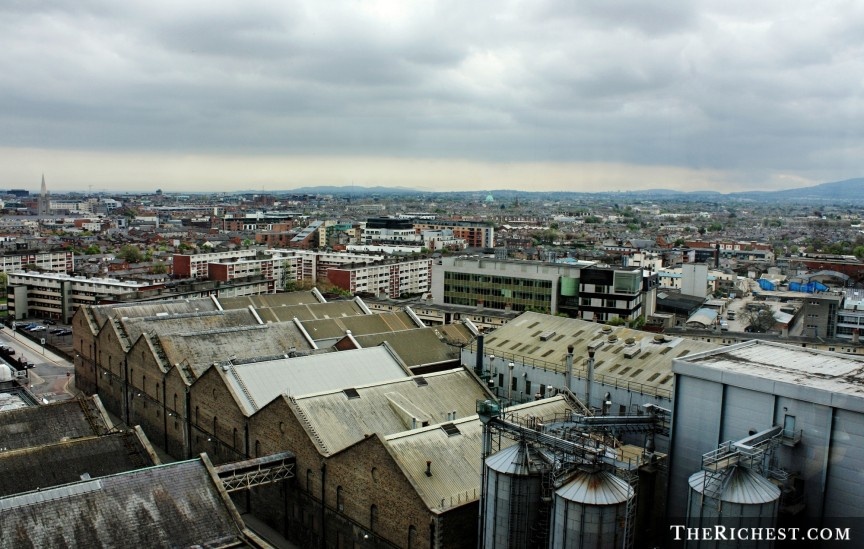 Dublin (Ireland): Với vách đá Moher, bán đảo Dingle... Ireland không thiếu những viên ngọc quý du lịch nhưng ở Dublin lại không có gì đáng kể. Trừ khi bạn thích uống rượu đến say mèm giữa đêm tối nhập nhoạng ở quầy rượu Temple, chẳng có gì ở thành phố lớn nhất Ireland đáng để tham quan. Nếu bạn muốn trải nghiệm sự lãng mạn, khám phá văn hóa và thiên nhiên thì nên tới đảo Emerald thay vì Dublin.