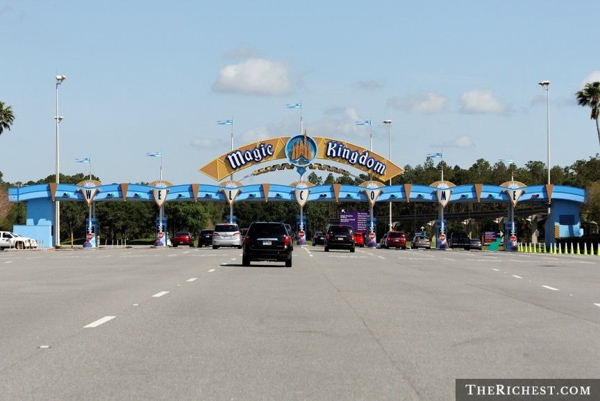 Disney World (Orlando, Mỹ): Với những người muốn trở lại tuổi thơ, Disney World có thể là nơi hạnh phúc nhất thế gian, nhưng lãng mạn như trên những bộ phim ư? Thật khó để thấy được điều đó với những hàng người dài trước các trò chơi, bọn trẻ la hét và những tàu lượn ngộ nghĩnh. Tuy Disney có các khách sạn và câu lạc bộ dành cho người lớn, nhưng chắc chắn bạn có những lựa chọn tốt hơn.