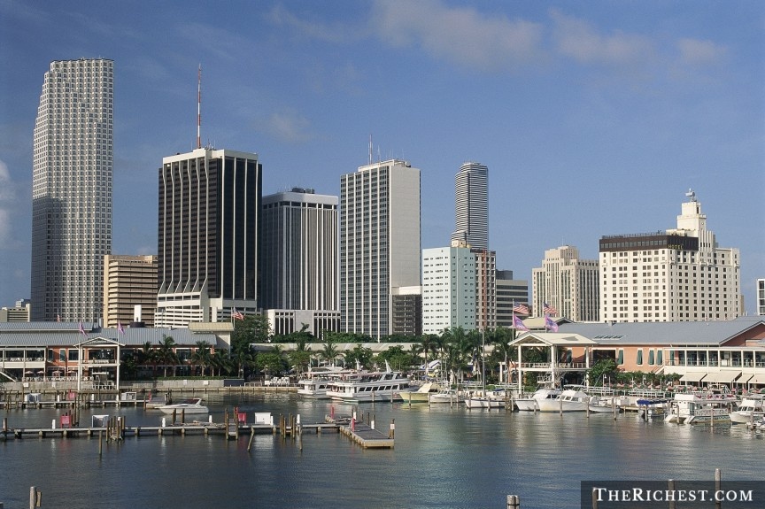 Miami (Florida, Mỹ): Trên báo chí và phim ảnh, Miami có vẻ là nơi lý tưởng cho một kỳ nghỉ lãng mạn. Các cô gái thường tưởng tượng cảnh đi dọc bãi Nam, với biển một bên và thành phố lộng lẫy một bên, sau đó ăn tối ở nhà hàng, uống rượu và khiêu vũ. Tuy nhiên, những bãi biển đầy rác, đông đúc, và các câu lạc bộ thích hợp cho người độc thân hơn là các cặp đôi sẽ khiến bạn nhanh chóng quên đi điều đó.