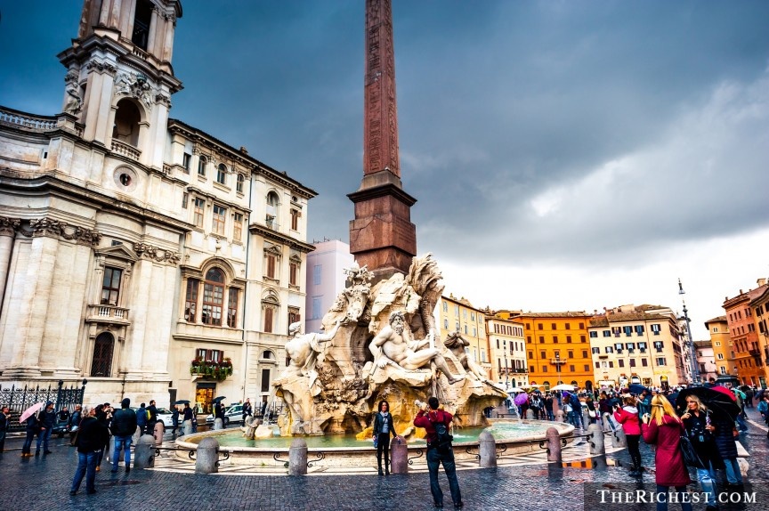 Rome (Italy): Là biểu tượng của lịch sử và văn hóa Italy, Rome là ước ao của nhiều du khách, nhất là các cặp đôi, với các công trình nổi tiếng như Đấu trường La Mã, đền Pantheon và Vatican. Tuy nhiên, hãy chuẩn bị tinh thần để chen chúc với đám đông và xếp hàng, cũng như chịu đựng một mùi không mấy dễ chịu. Thủ đô của Italy có nhiều khu khá bẩn, với các hình vẽ bừa bãi, phân chó và tàn thuốc rải đầy trên phố. 
