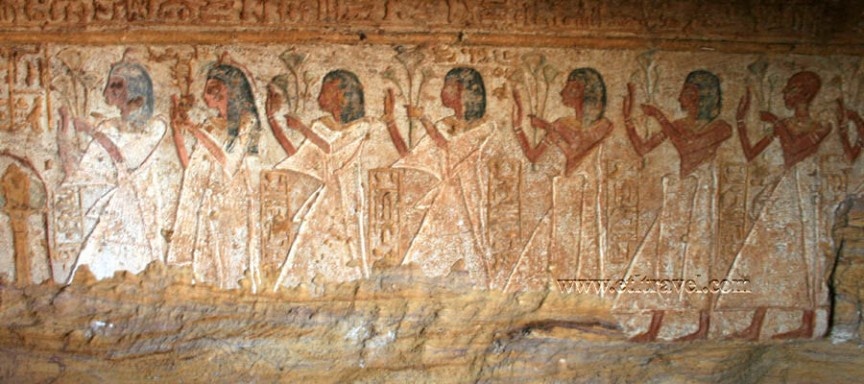 Lăng mộ Pennout: Câu nguyền có nghĩa “Ngươi sẽ khốn đốn và mất mạng” được khắc trên lăng mộ của Pennout, Quan tư tế của Pharaoh Ramses đệ nhị. Tại đây có nhiều bức họa mô tả cuộc đời Pennout, trong đó có cảnh Pennout hiến đất cho Ramses đệ nhị, lợi tức thu được dùng để làm tượng Pharaoh. Nhiều du khách tới thăm lăng mộ này mỗi năm dù đã biết về lời nguyền. 