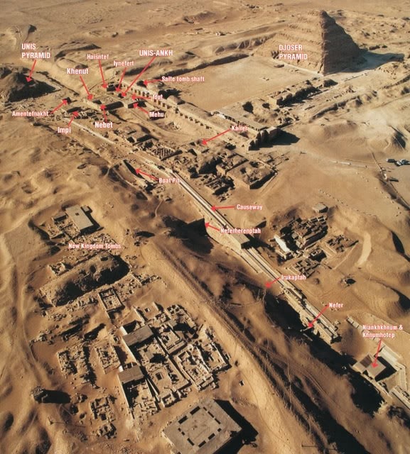 Lăng mộ Hermeru: Lời nguyền trên lăng mộ của Quan tư tế Hermeru có nghĩa là: “Ta sẽ bóp cổ ngươi như bóp cổ một con ngỗng”. Lăng mộ của Hermeru có cầu thang dẫn xuống một sảnh lớn, nơi một đền thờ được tạc vào vách đá trong lòng đất. Lối vào được lát đá vôi và đây là một ngôi mộ của người được Pharaoh coi trọng. Lăng mộ không hư hại nhiều nhưng các bức vẽ và họa tiết trang trí bên trong đã bị dừng lại trước khi hoàn tất. Lăng mộ có hai cửa giả và có hai buồng, có thể một trong số đó dành cho vợ của Hermeru.