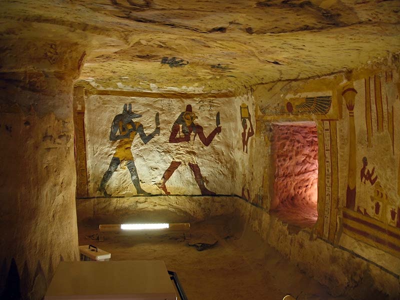 Lăng mộ ốc đảo Bahariya: Một nhà khảo cổ tham gia việc di dời hai xác ướp ở lăng mộ ốc đảo Bahariya bị ám ảnh bởi giấc mơ về những đứa trẻ. Giấc mơ chỉ biến mất khi xác ướp người cha được đưa về cạnh xác ướp các con mình tại bảo tàng. Nhiều người có liên quan tới quá trình di dời xác ướp đã có những giấc mơ lạ lùng và đáng sợ cho tới khi không còn phụ trách xác ướp đó nữa.