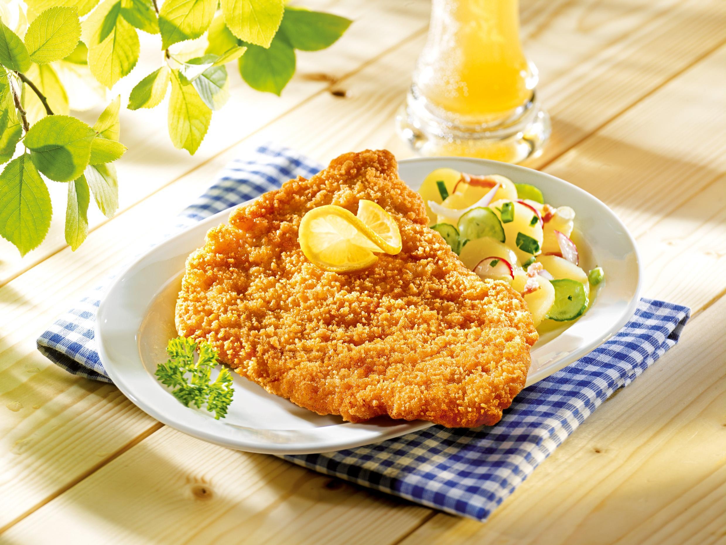 Wiener Schnitzel (Áo): Miếng thịt bê mỏng được tẩm bơ và vụn bánh mì sau đó rán giòn, dọn ra cùng khoai tây và rau thơm lúc còn nóng hổi sẽ khiến các du khách không thể nào quên.