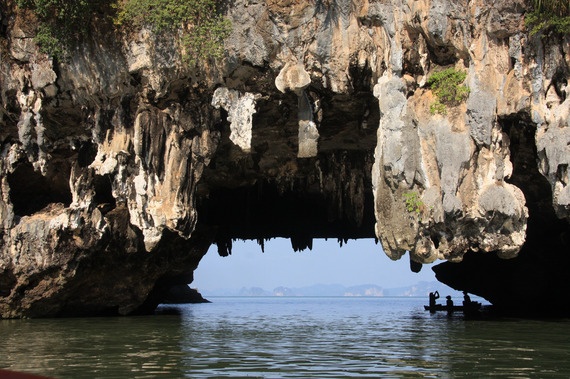Hang vịnh Phang Nga (Phuket, Thái Lan): Vịnh Pang Nga có khung cảnh hùng vĩ với các vách đá dựng đứng và những hang biển lộng lẫy. Nơi này cũng từng xuất hiện trong tập “The Man with the Golden Gun” của loạt phim đình đám James Bond.