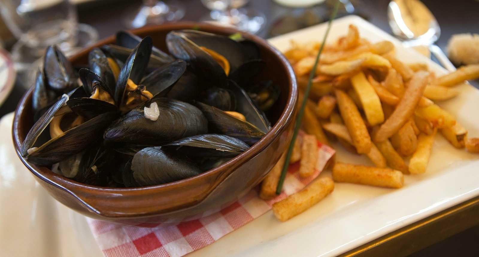 Moules Frites (Bỉ): Món ăn gồm trai và khoai tây rán này rất phổ biến ở Bỉ, bạn thậm chí có thể thưởng thức món này ở các trạm xăng hoặc các quán cà phê trong siêu thị. 