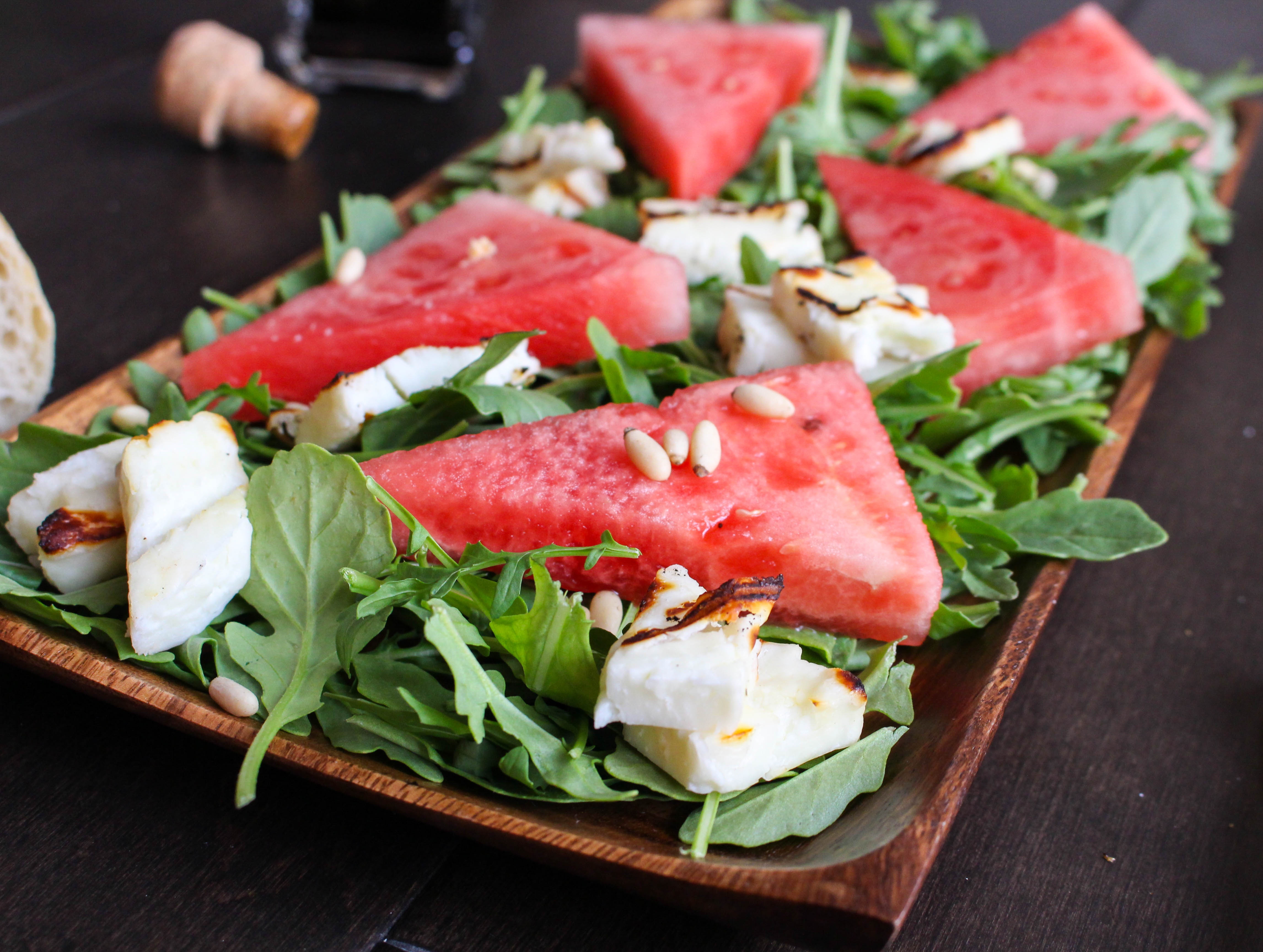 Halloumi và dưa hấu (Cyprus): Vị mặn và béo ngậy của phô mai Halloumi kết hợp với vị ngọt của dưa hấu tạo ra một món ăn vặt ngon tuyệt, thêm một cốc cà phê của Cyprus nữa thì thật hoàn hảo.