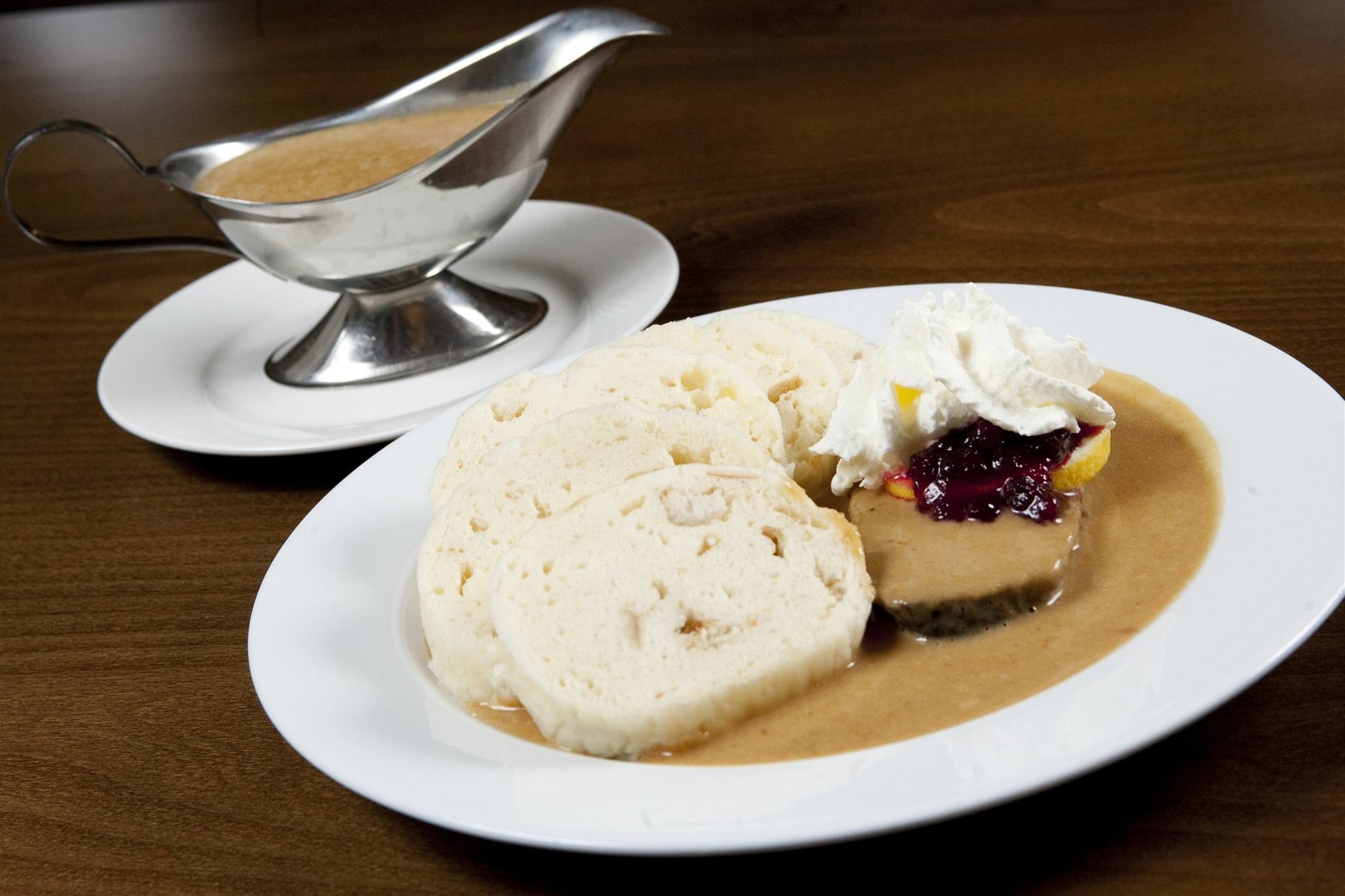 Svíčková (Cộng hòa Czech): Thịt thăn bò cùng rau củ (cà rốt, rễ mùi tây, rễ cần tây, hành) và gia vị (tiêu đen, bột canh, lá nguyệt quế, húng tây) được hầm với sốt làm từ kem tươi trong 24 tiếng đồng hồ, tạo ra mùi thơm quyến rũ và vị ngon khó cưỡng.