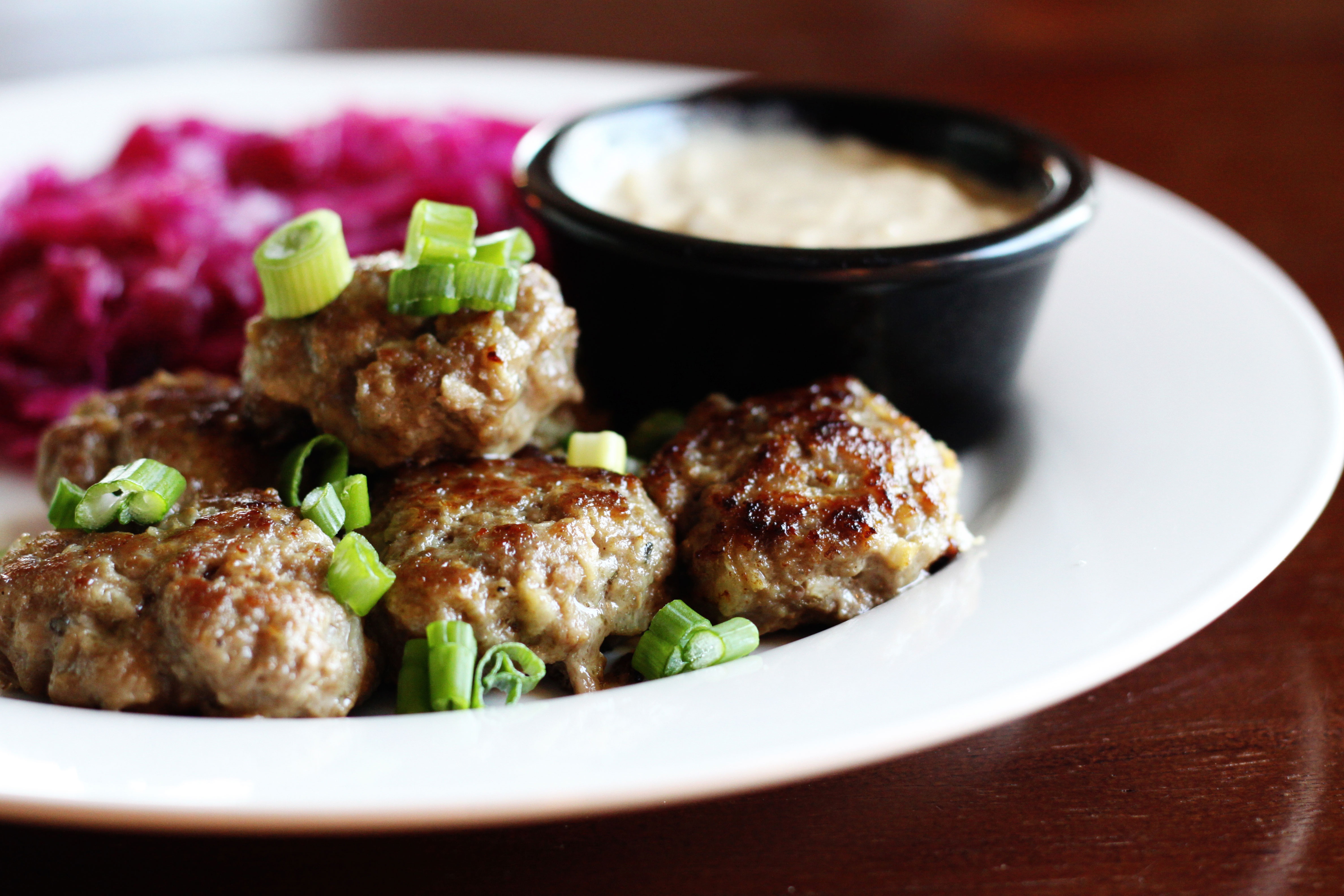 Frikadeller (Đan Mạch): Các viên thịt lợn (có thể là thịt bò hoặc thịt bê) được ăn kèm khoai tây và bắp cải, rưới một loại sốt đặc biệt, bánh mì và bơ.