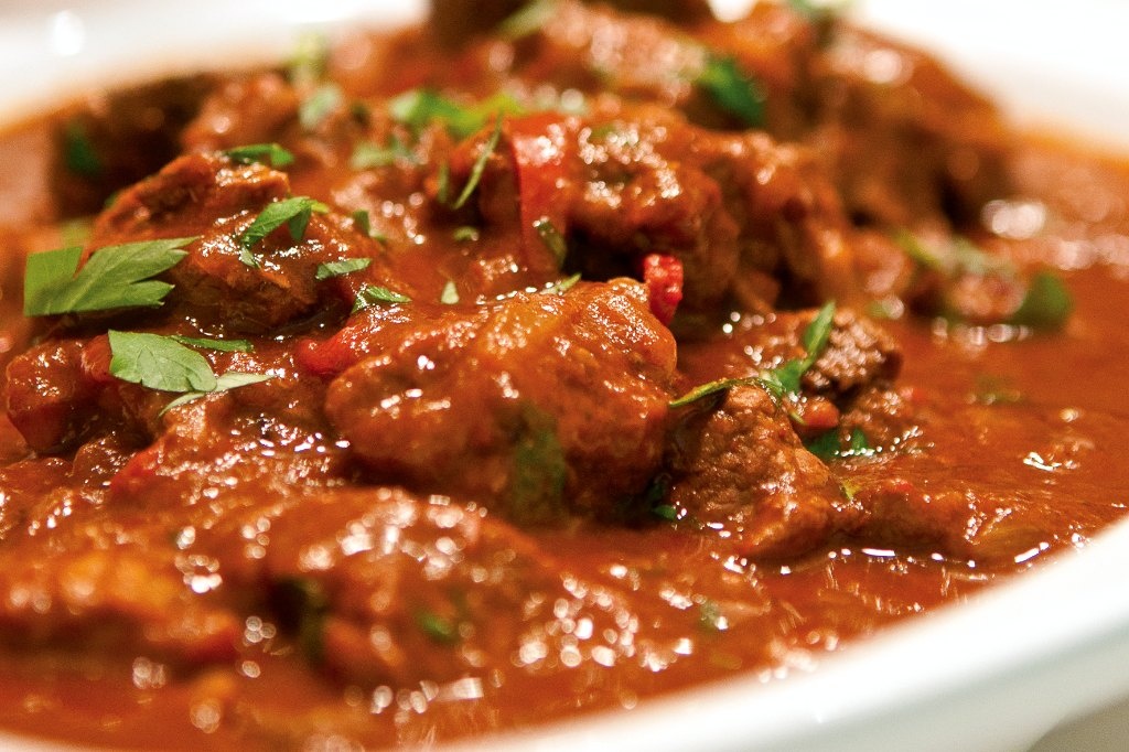Goulash (Hungary): Goulash là thịt được hầm với khoai tây và các loại rau củ khác, cho thêm ớt bột Hungary. Đây là món ăn truyền thống và một trong những biểu tượng của Hungary mà bạn không nên bỏ qua khi tới đây.