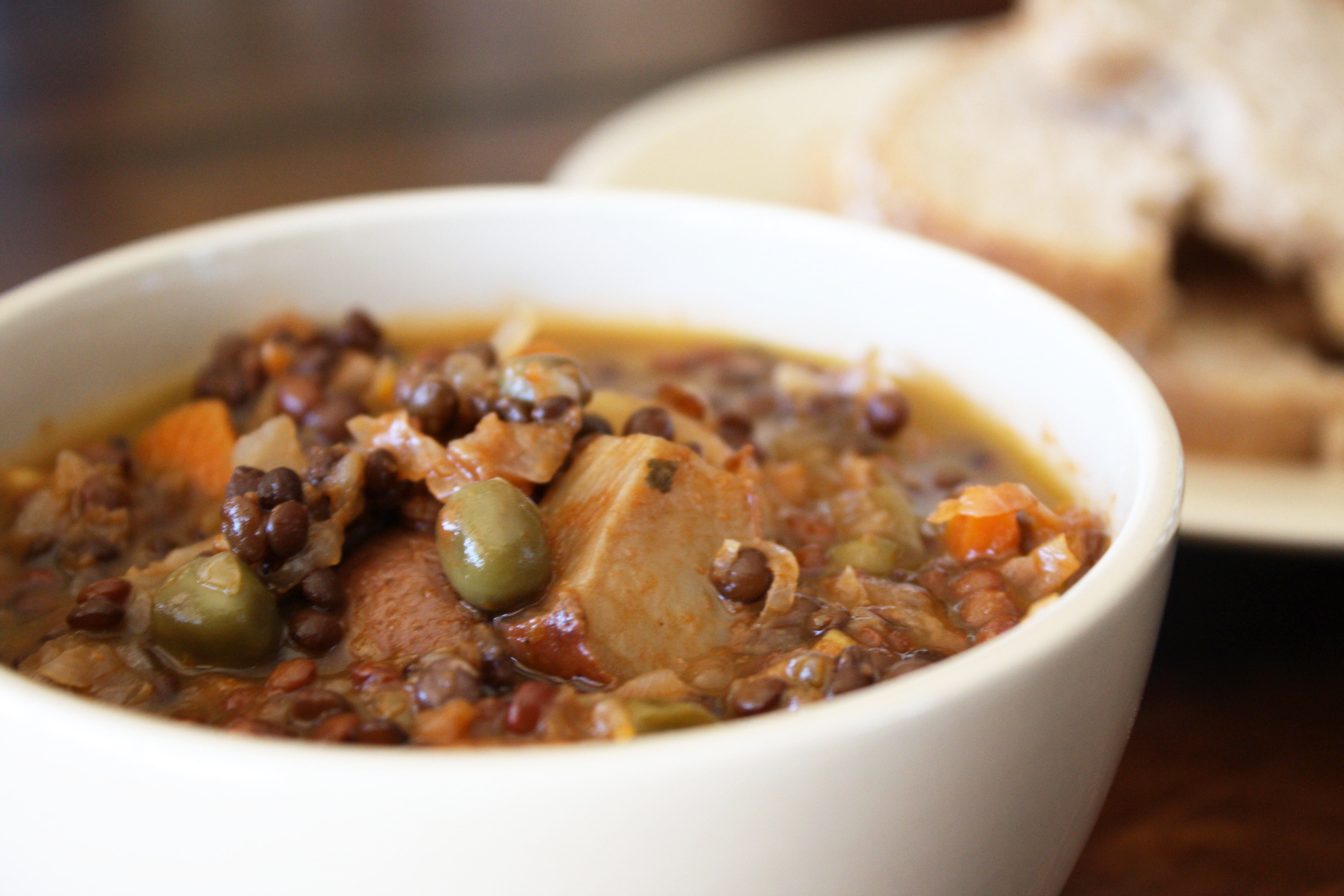 Cừu hầm (Ireland): Thịt thịt cừu được hầm với khoai tây, hành và mùi tây,có nơi cho thêm cà rốt. Món ăn này có mùi vị đặc trưng quyến rũ.