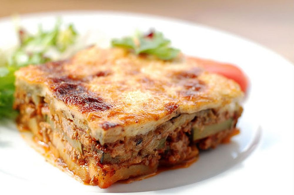 Moussaka (Hy Lạp): Cà tím, cà chua và thịt xay được xếp thành lớp chồng lên nhau, rưới sốt Béchamel lên trên và đem nướng, tạo ra mùi thơm hấp dẫn và quyến rũ.