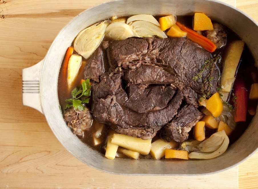 Pot-au-feu (Pháp): Có thể nói đây là món ăn phổ biến nhất trong các gia đình ở Pháp, gồm thịt bò được hầm với nhiều loại rau củ khác nhau như cà rốt, khoai tây, củ cải, hành... tùy theo từng thời điểm trong năm.