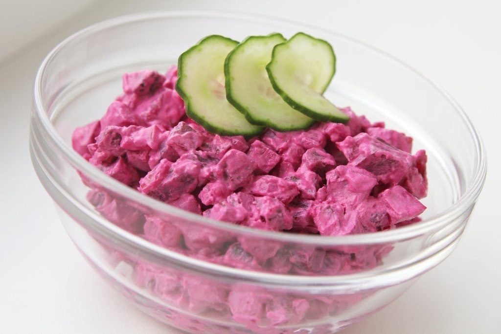 Rosolje (Estonia): Củ cải đường được trộn với khoai tây và các nguyên liệu khác tạo ra món salad có màu sắc bắt mắt và vị ngon khó quên.