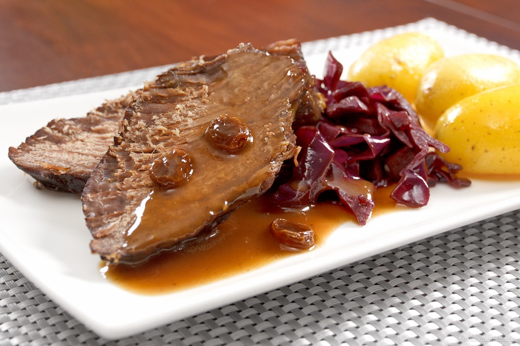 Sauerbraten (Đức): Thịt bò (hoặc lợn, cừu...) được ướp dấm hoặc rượu, nước, rau thơm, gia vị và để khoảng 3-10 ngày trước khi đem nấu, càng để lâu thì thịt càng mềm và ngon. Sauerbraten thường được ăn kèm bắp cải đỏ, bánh khoai tây hoặc khoai tây luộc.