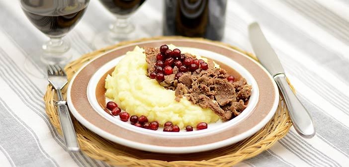 Poronkaristys (Phần Lan): Thịt tuần lộc được sử dụng khá phổ biến ở Phần Lan. Các lát thịt tuần lộc được rán giòn, ướp muối và hạt tiêu, thêm nước, kem, bia, rồi đem hầm nhừ. Món này thường được ăn kèm với khoai tây nghiền, mứt Lingonberry và dưa chuột muối.