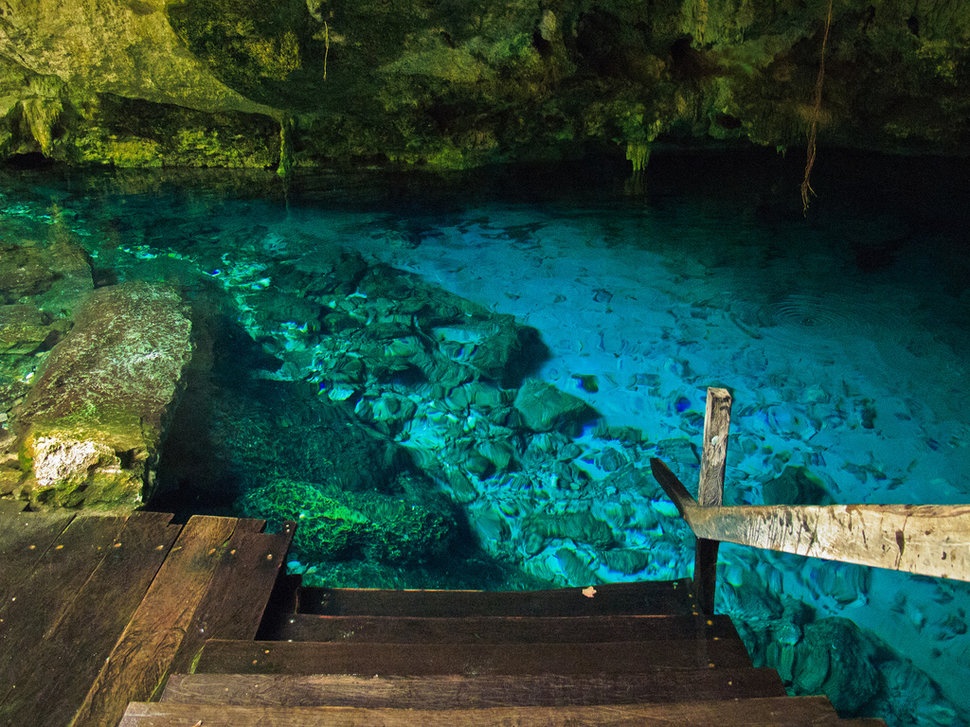 Hang Cenote Dos Ojos (Tulum, Mexico): Hệ thống hang sụt nằm ở phía bắc Tulum là một trong những hệ thống hang dài nhất thế giới (hiện tại là 83,6 km và vẫn đang tiếp tục được khám phá). Tuy bạn không thể trải nghiệm chuyến lặn khảo sát nhưng hệ thống hang có rất nhiều lối vào, nơi bận có thể bơi lội trong làn nước xanh biếc với hàng nghìn con cá.