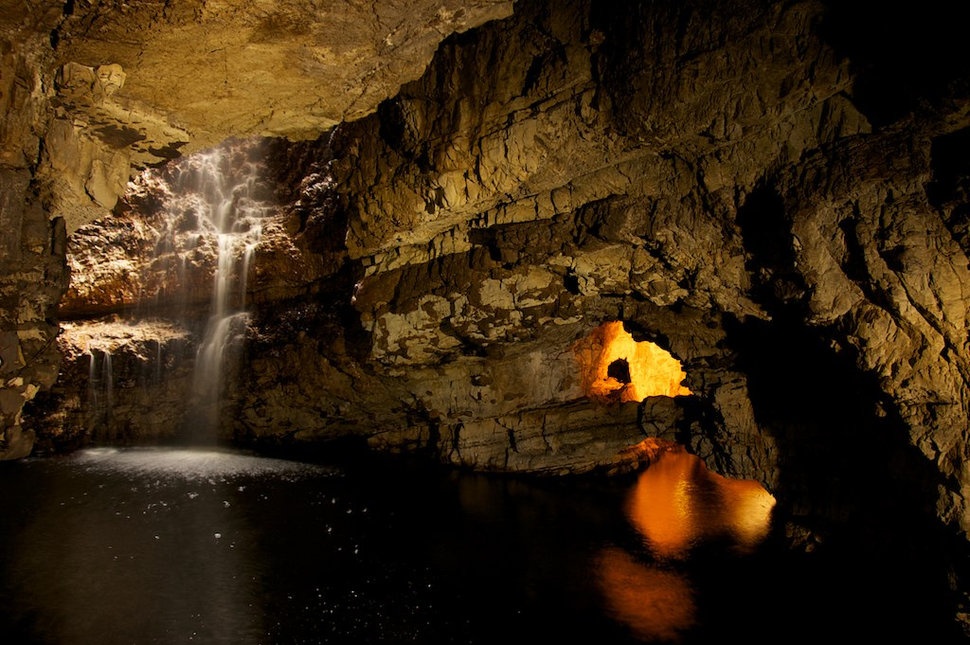 Hang Smoo (Durness, Scotland): Ban đầu, hang Smoo hình thành nhờ sóng biển, nhưng sau đó nước ngọt xói mòn đá vôi và nâng chiều dài của hang lên 83 m. 