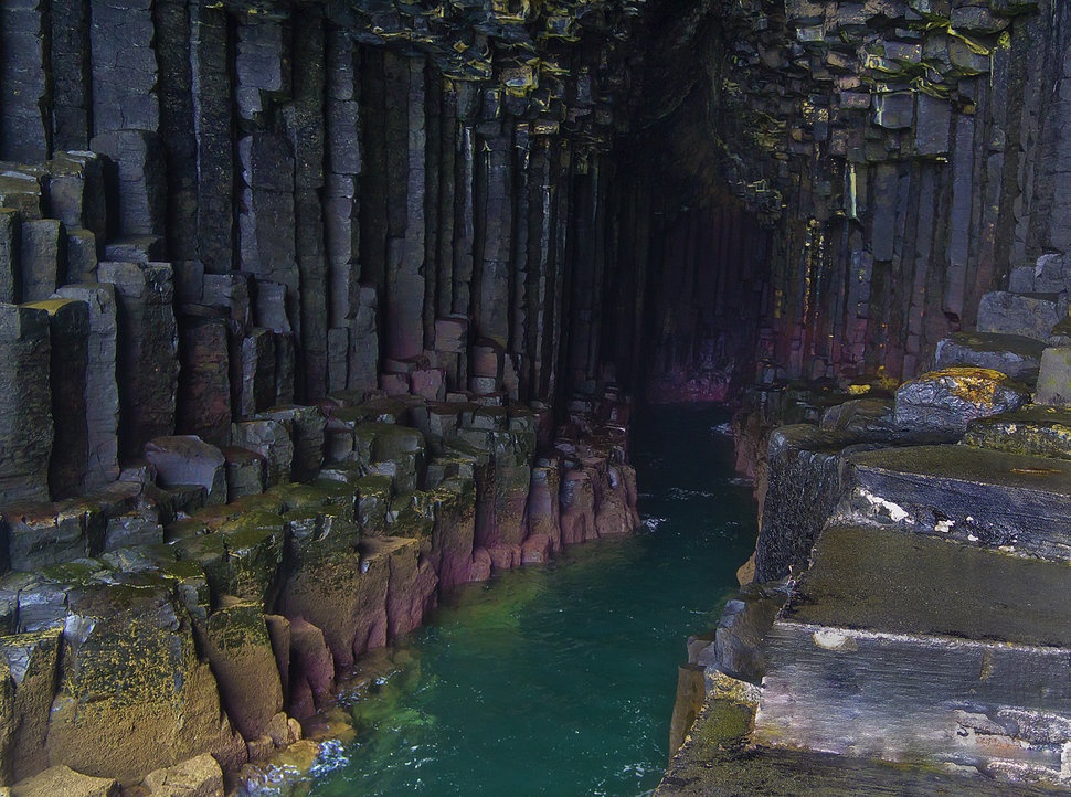 Hang Fingal (Staffa, Scotland): Hang Fingal là nơi duy nhất trên thế giới có những cột đá bazan hình vuông thành sắc cạnh, đáng để bạn ghé thăm và chiêm ngưỡng.