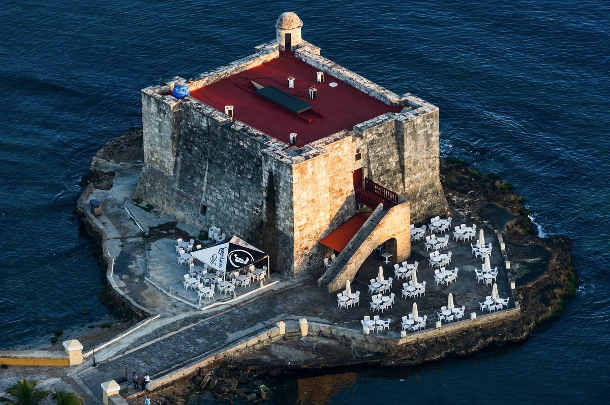 Nhiếp ảnh gia này đã đặt mua một máy bay siêu nhẹ từ Australia và chuyển tới Cuba bằng đường biển. Ông đã mất khá nhiều thời gian và nỗ lực để xin cấp phép cũng như tập hợp một đội phi công và kỹ thuật viên địa phương để điều khiển máy bay.