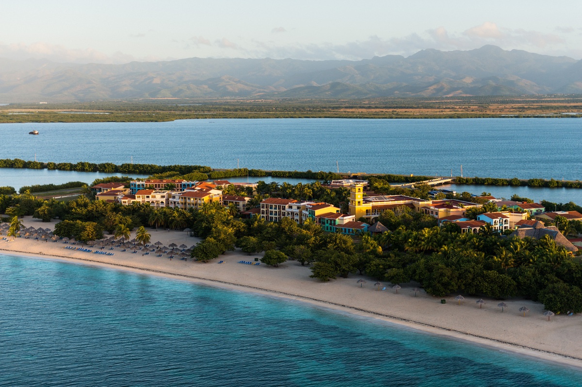 Kết quả của dự án trị giá 1 triệu đôla và tốn thời gian này thật sự thuyết phục. Những bức ảnh của Jovaiša thể hiện một góc nhìn khác biệt về Cuba. Trong ảnh, Cuba hiện lên với những bờ biển tuyệt đẹp, thung lũng xanh tươi, thị trấn nhỏ xinh... khiến người xem choáng ngợp.  Nhiếp ảnh gia người Lithuania rất ngạc nhiên trước khung cảnh của đất nước Mỹ Latin này khi nhìn từ trên cao. 