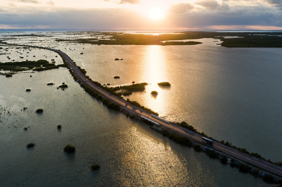 Ông cho biết: “Tôi tới Cuva và nhận ra chưa có ai từng chụp ảnh từ trên không về quốc gia tuyệt diệu này vì lý do an ninh chính trị và khó khăn về kỹ thuật”. 