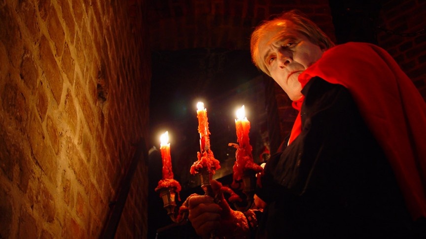 Hộp đêm Bá tước Dracula, Romania: Bên trong hộp đêm được trang trí như một hầm mộ, với đầu người giả treo trên tường, một căn hầm ẩn dưới cầu thang bằng đá và Dracula sẽ xuất hiện không ít lần. Nơi này không chỉ tối tăm, u ám mà còn có rất nhiều trò hài hước khiến du khách bật cười. Dracula sẽ mời du khách tham gia chơi trò chơi. Tới đây, bạn sẽ được thưởng thức rượu ngon, đồ ăn tuyệt vời và nếu may mắn, được Dracula đích thân dẫn đi tham quan.