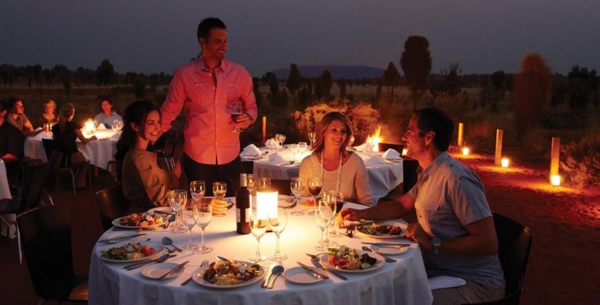 Nhà hàng Sounds of Silence, Australia: Nhà hàng này đem lại cho du khách trải nghiệm khó quên ở vùng Outback của Australia. Bạn sẽ được thưởng thức rượu và và các món Canapés trong ánh hoàng hôn rực rỡ. Những bàn ăn với khăn trải màu trắng được đặt dưới bầu trời rộng mở. Tiệc buffet có những món ăn truyền thống ngon tuyệt và khi trời tối, bạn sẽ được ngắm nhìn trăng sao. Một chuyên gia sẽ có mặt để nói về ngắm sao và dải Ngân Hà. Đây là một trải nghiệm lãng mạn thích hợp cho các cặp đôi.