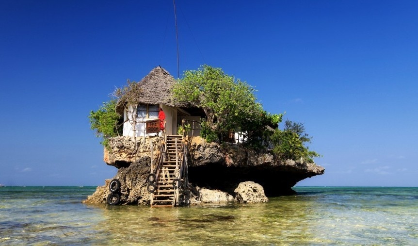 Nhà hàng The Rock, Zanzibar, Tanzania: Chủ yếu phục vụ hải sản và cocktail, nhà hàng độc đáo này nằm trên một khối đá lớn ngay ngoài bờ biển. Du khách có thể đi bộ ra đây khi triều xuống, nhưng nhà hàng có tàu đưa đón khách khi nước lên. Nhà hàng có 45 chỗ, cả trong và ngoài trời, cho du khách ngắm nhìn màu nước trong biếc của Ấn Độ Dương. 